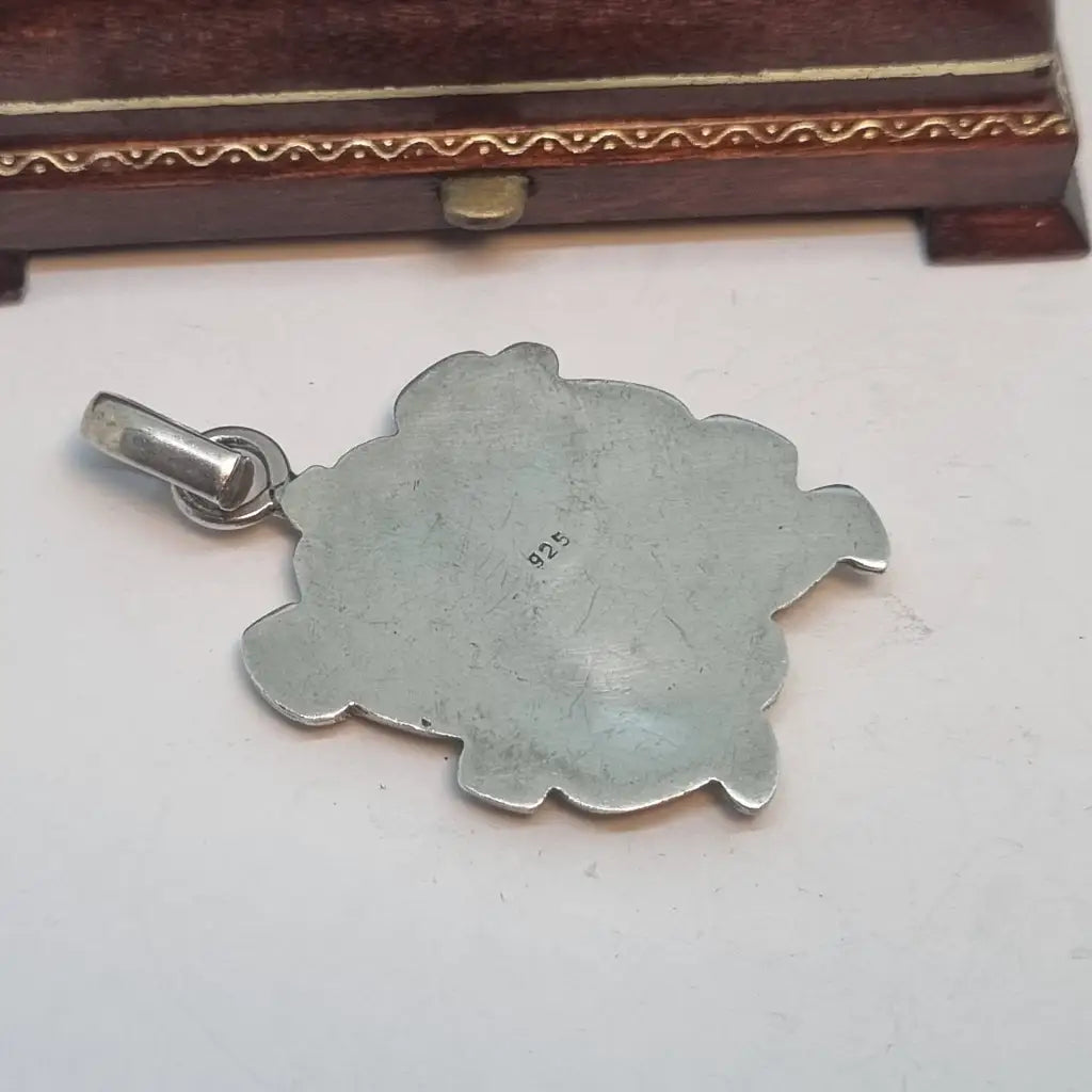 Colgante de diosa hindú colgante plata años 70. Pin. Joyería vintage.