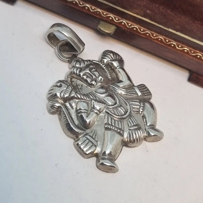 Colgante de diosa hindú colgante plata años 70. Pin. Joyería vintage.