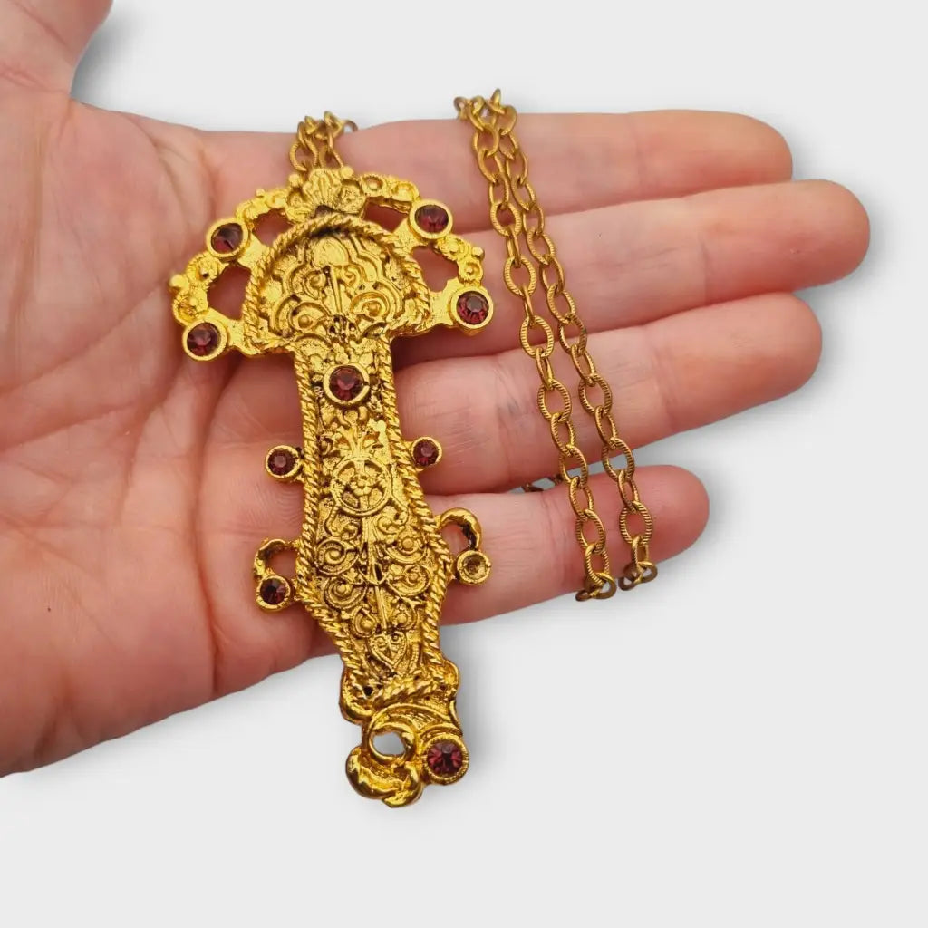 Colgante dorado con una radiante cabeza de estilo merovingio cadena