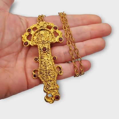 Colgante dorado con una radiante cabeza de estilo merovingio cadena