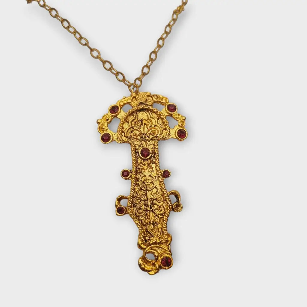 Colgante dorado con una radiante cabeza de estilo merovingio cadena