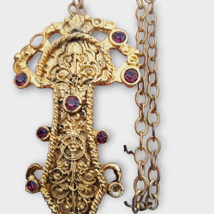 Colgante dorado con una radiante cabeza de estilo merovingio cadena