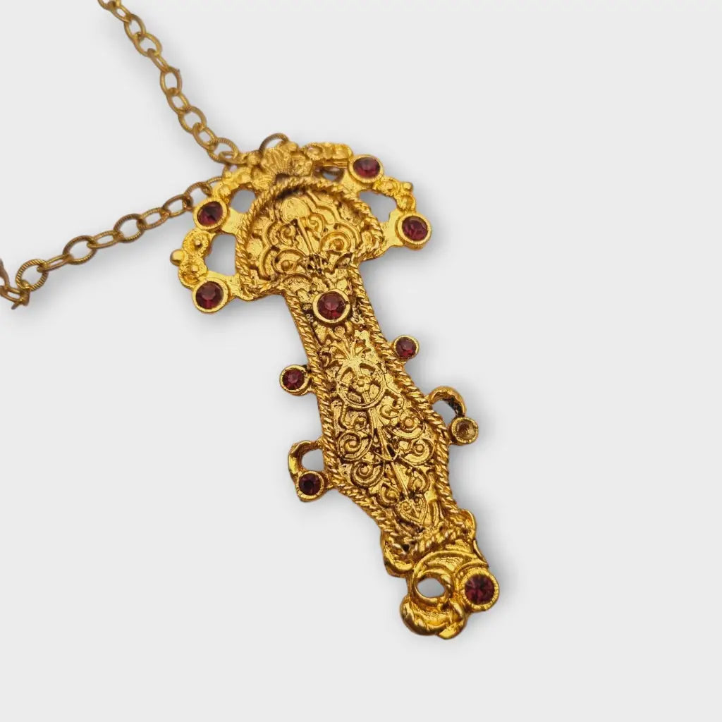 Colgante dorado con una radiante cabeza de estilo merovingio cadena