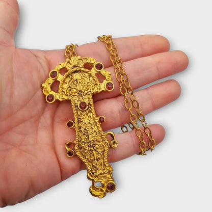 Colgante dorado con una radiante cabeza de estilo merovingio cadena