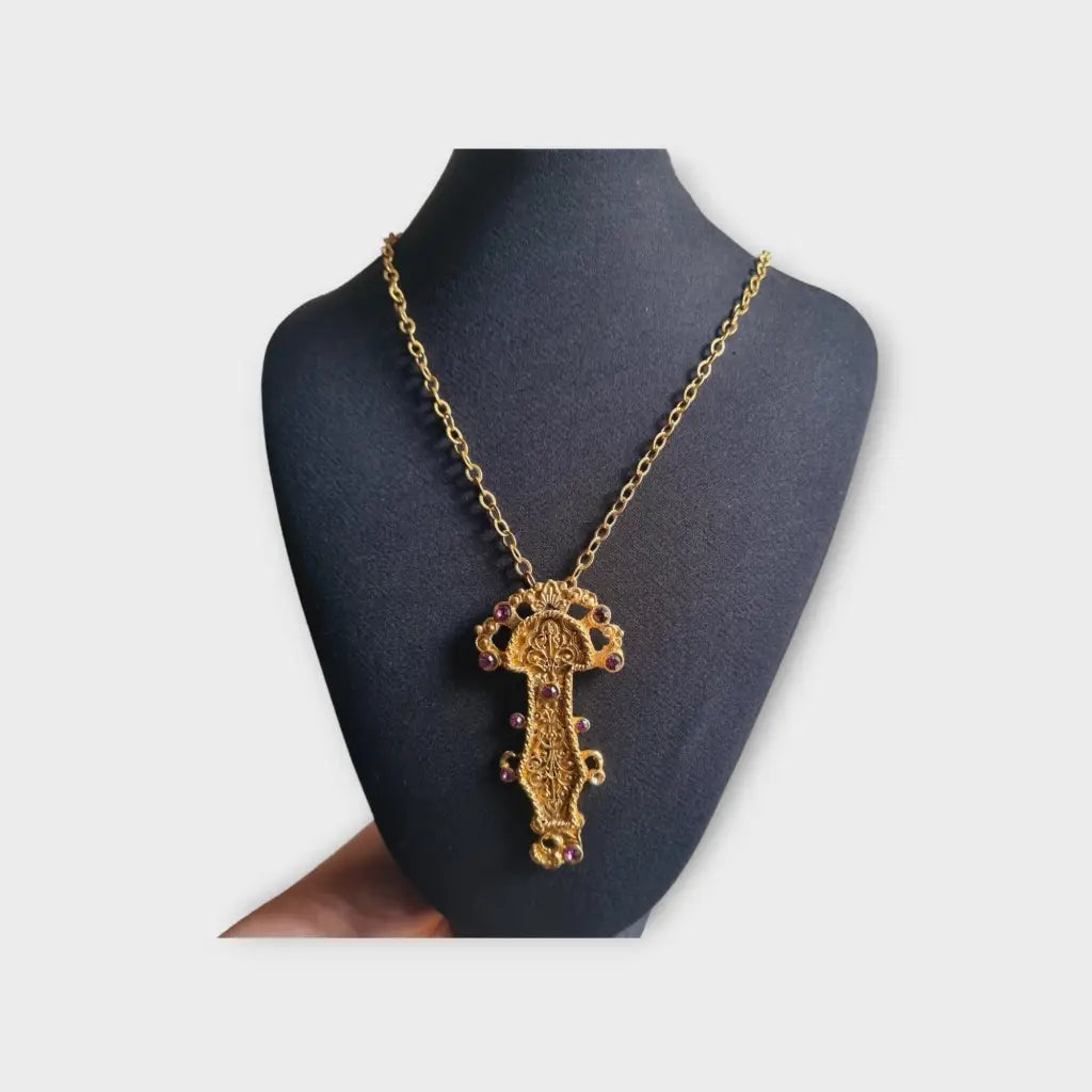 Colgante dorado con una radiante cabeza de estilo merovingio cadena