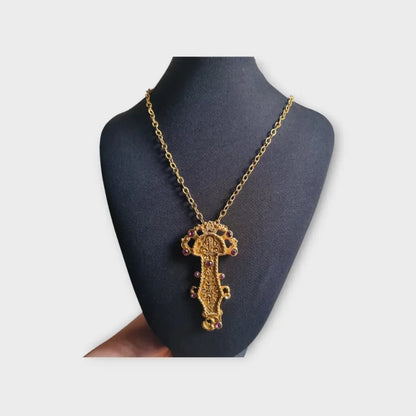 Colgante dorado con una radiante cabeza de estilo merovingio cadena