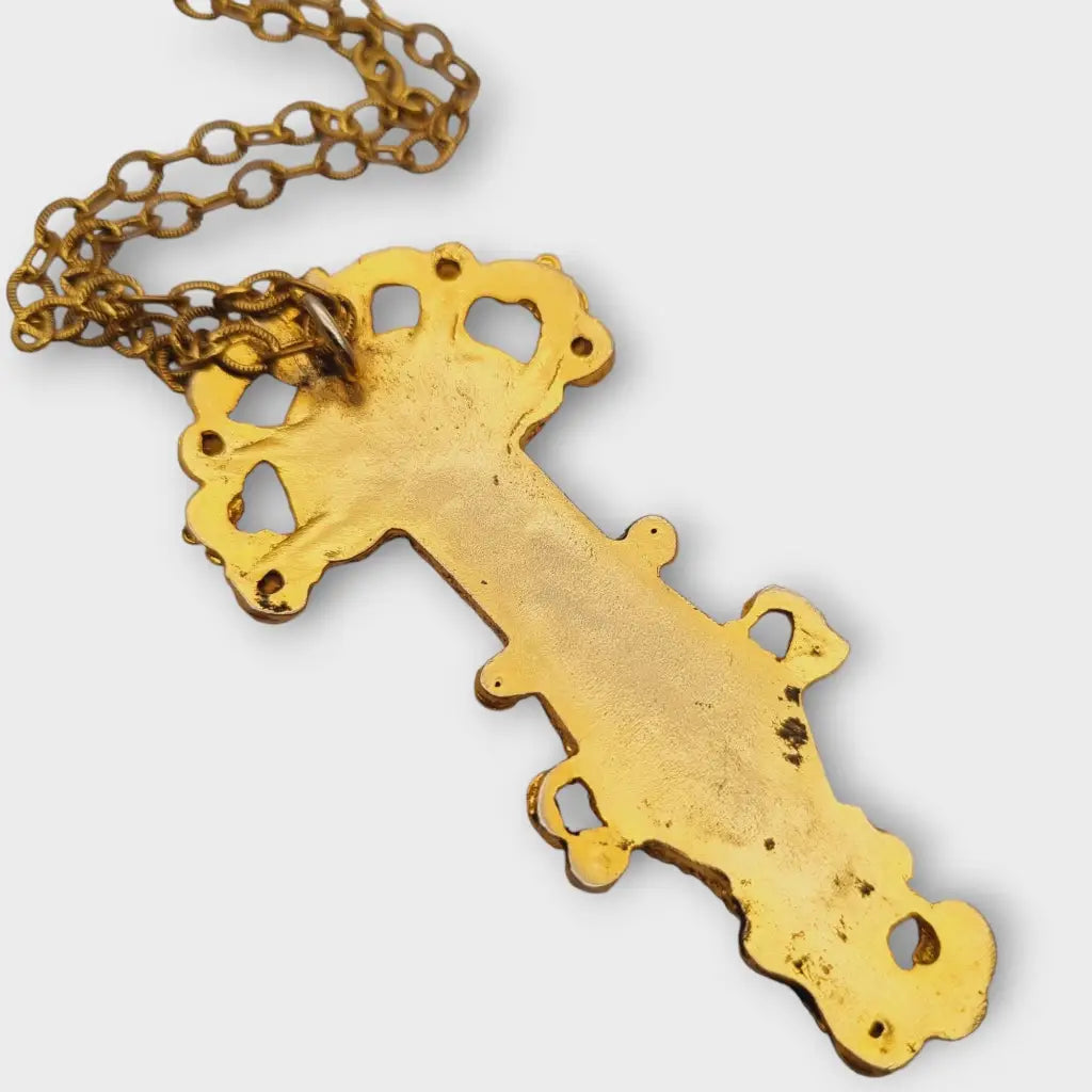 Colgante dorado con una radiante cabeza de estilo merovingio cadena