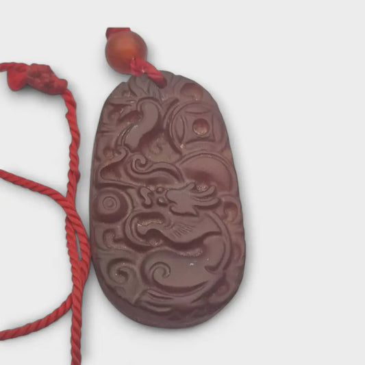 Colgante de dragón estilo chino tallado étnico vintage color rojizo con cordón