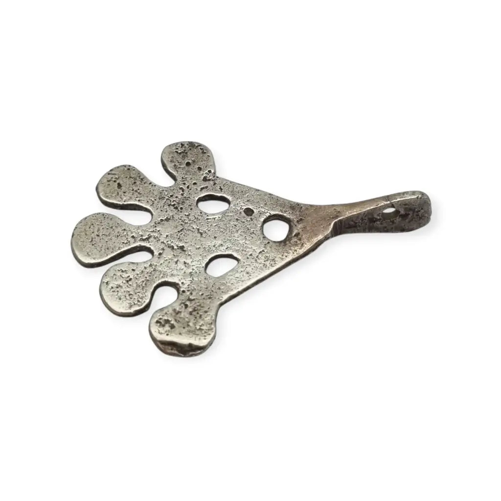 Colgante étnico antiguo en plata con diseño calado y grabado geométrico Dije