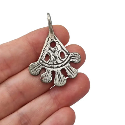 Colgante étnico antiguo en plata con diseño calado y grabado geométrico Dije