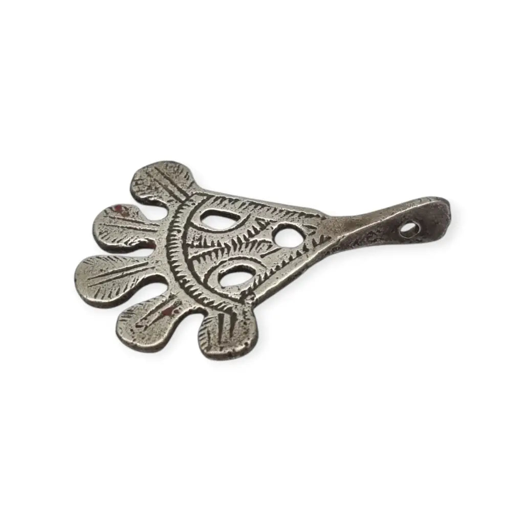 Colgante étnico antiguo en plata con diseño calado y grabado geométrico Dije