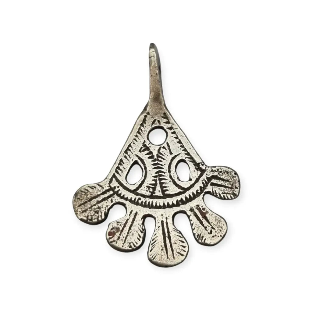 Colgante étnico antiguo en plata con diseño calado y grabado geométrico Dije
