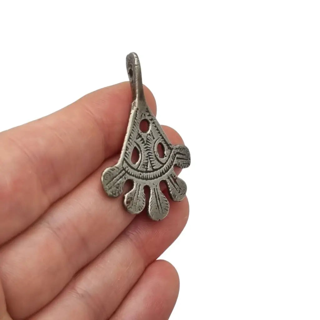 Colgante étnico antiguo en plata con diseño calado y grabado geométrico Dije