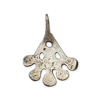 Colgante étnico antiguo en plata con diseño calado y grabado geométrico Dije