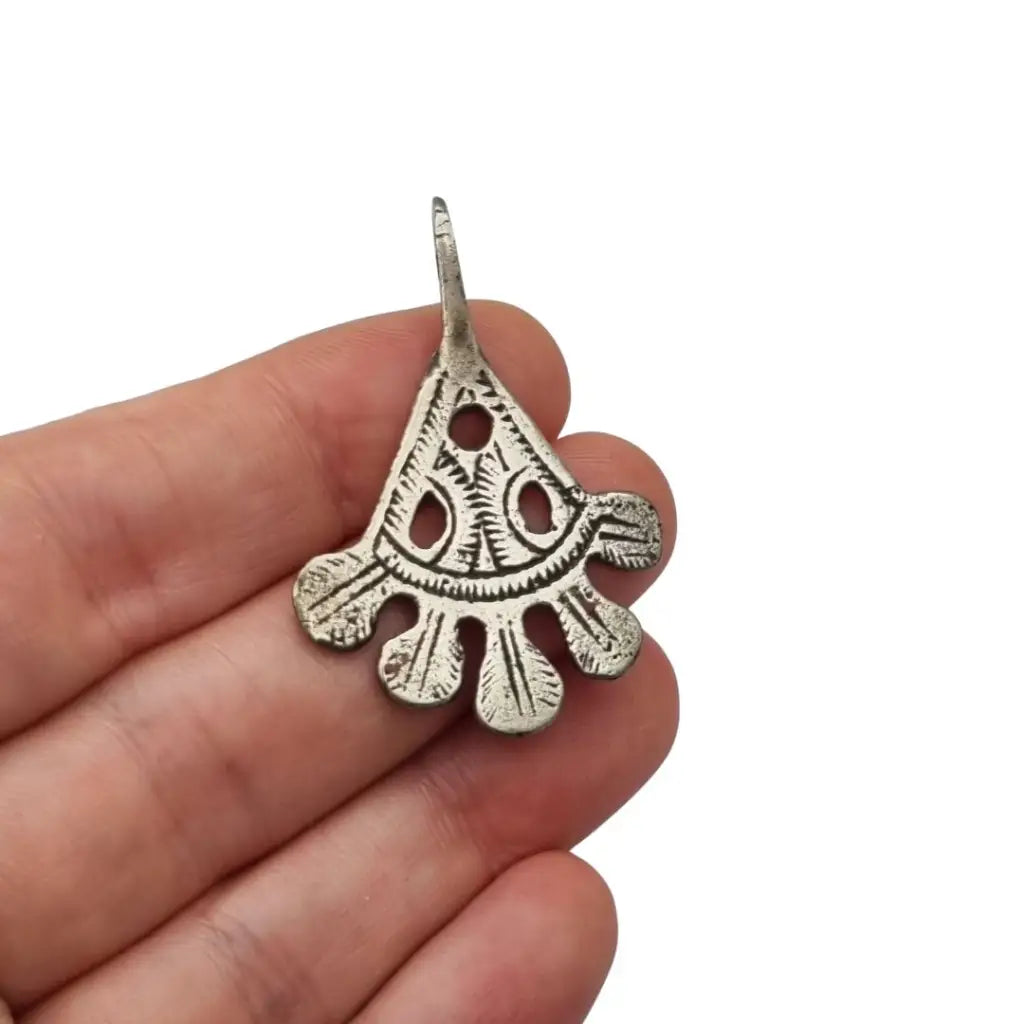 Colgante étnico antiguo en plata con diseño calado y grabado geométrico Dije