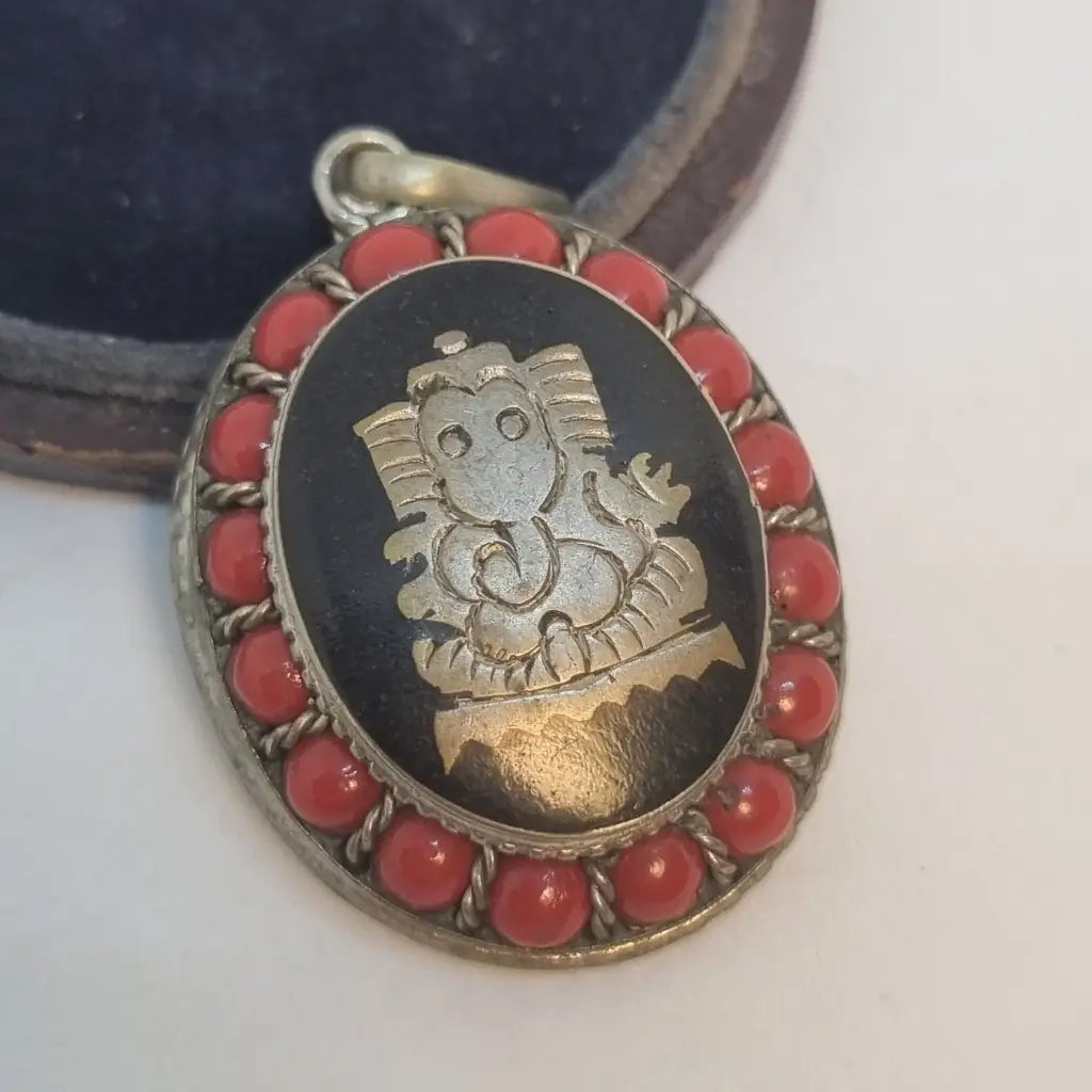 Colgante étnico de elefante la suerte. Joyería vintage. Cultura