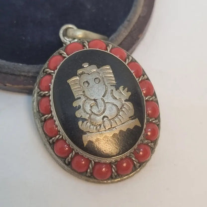 Colgante étnico de elefante la suerte. Joyería vintage. Cultura