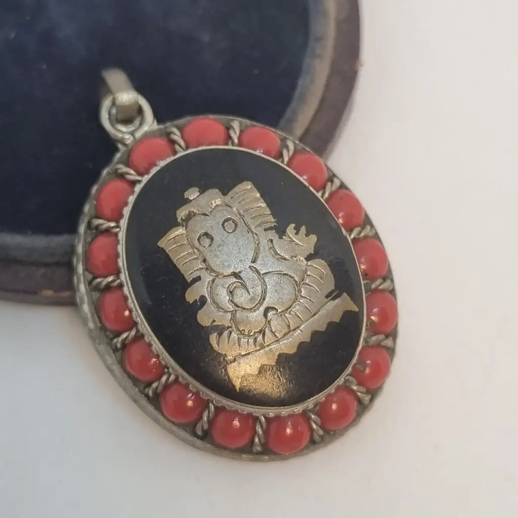 Colgante étnico de elefante la suerte. Joyería vintage. Cultura