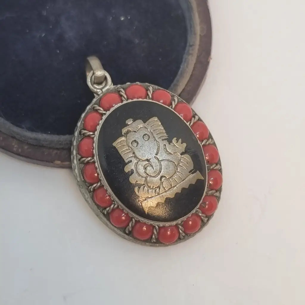 Colgante étnico de elefante la suerte. Joyería vintage. Cultura