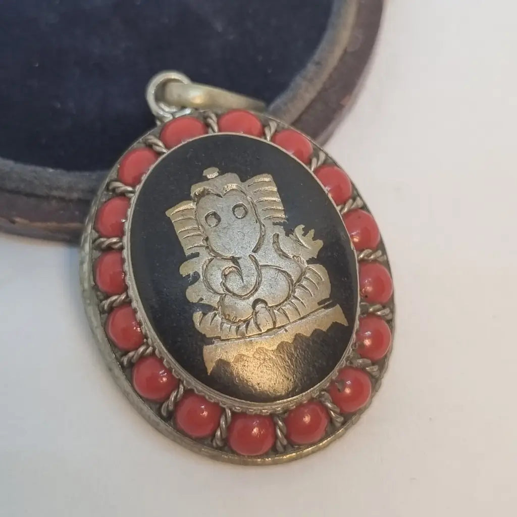 Colgante étnico de elefante la suerte. Joyería vintage. Cultura