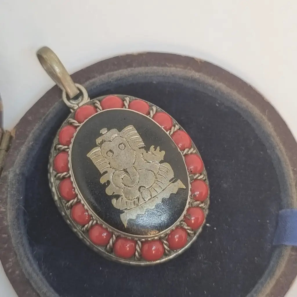 Colgante étnico de elefante la suerte. Joyería vintage. Cultura