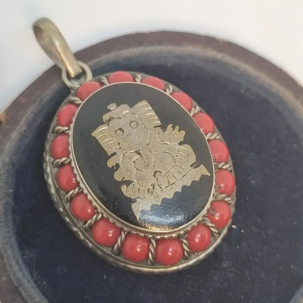 Colgante étnico de elefante la suerte. Joyería vintage. Cultura