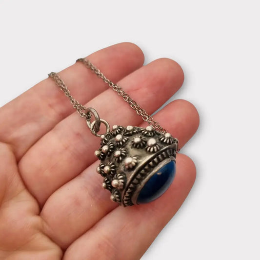 Colgante étnico vintage años 80 de plata con cabujón azul y decoración