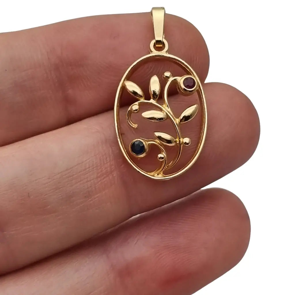 Colgante floral ovalado Oria en oro laminado con rubí azul y zafiro rosa –