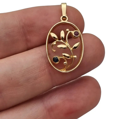 Colgante floral ovalado Oria en oro laminado con rubí azul y zafiro rosa –