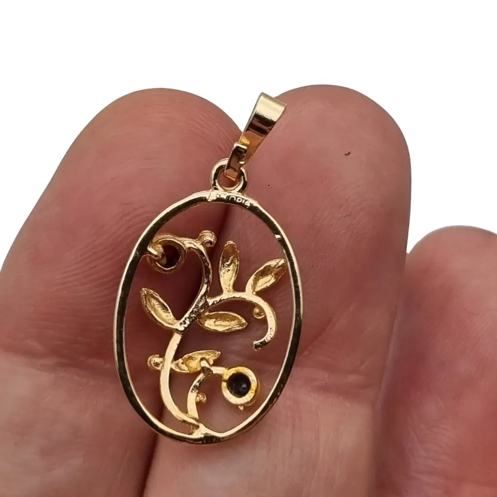 Colgante floral ovalado Oria en oro laminado con rubí azul y zafiro rosa –
