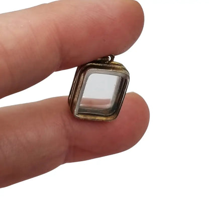 Colgante guardapelo antiguo rectangular doble cristal latón dorado siglo xix–xx.