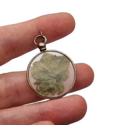 Colgante Guardapelo para fotos antiguo con flor natural seca bajo cristal 1940.