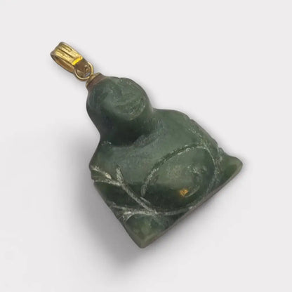 Colgante de jade tallado antiguo con figura buda sonriente montado en latón