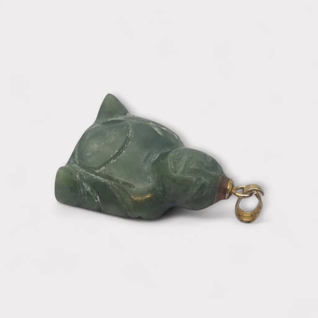 Colgante de jade tallado antiguo con figura buda sonriente montado en latón
