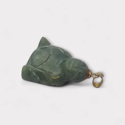 Colgante de jade tallado antiguo con figura buda sonriente montado en latón