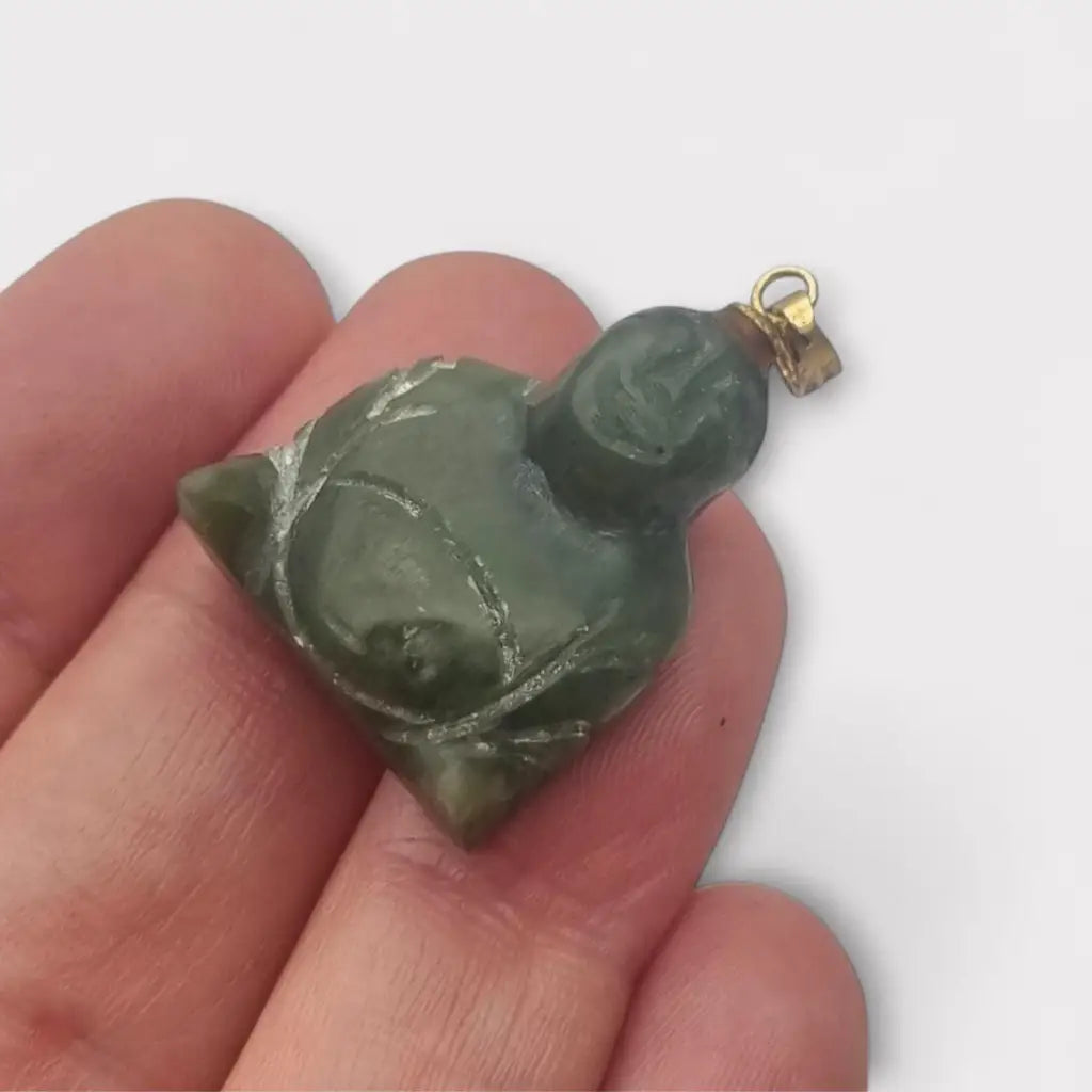 Colgante de jade tallado antiguo con figura buda sonriente montado en latón