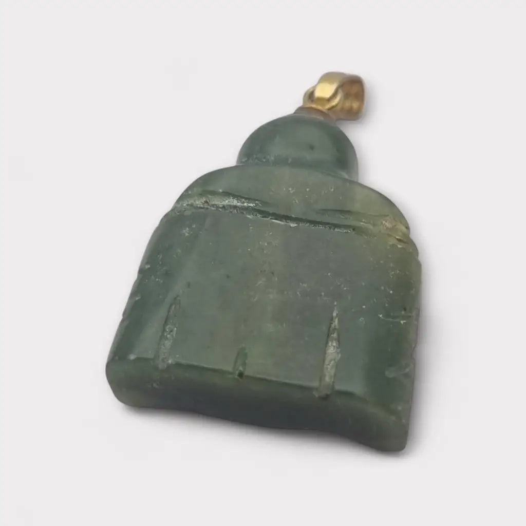 Colgante de jade tallado antiguo con figura buda sonriente montado en latón