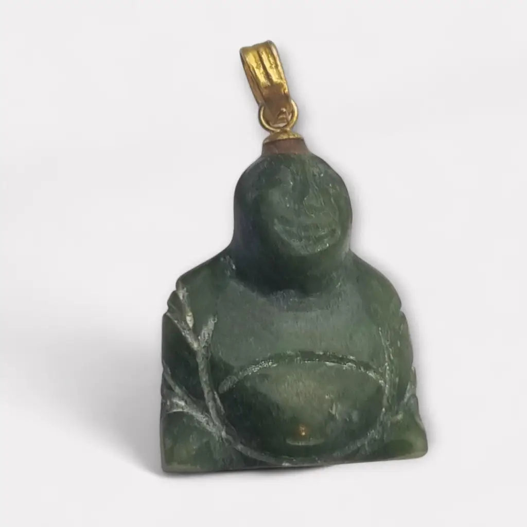 Colgante de jade tallado antiguo con figura buda sonriente montado en latón