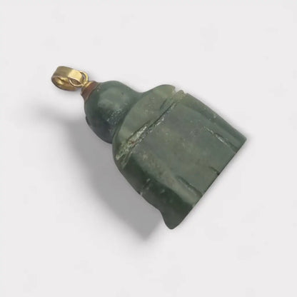 Colgante de jade tallado antiguo con figura buda sonriente montado en latón