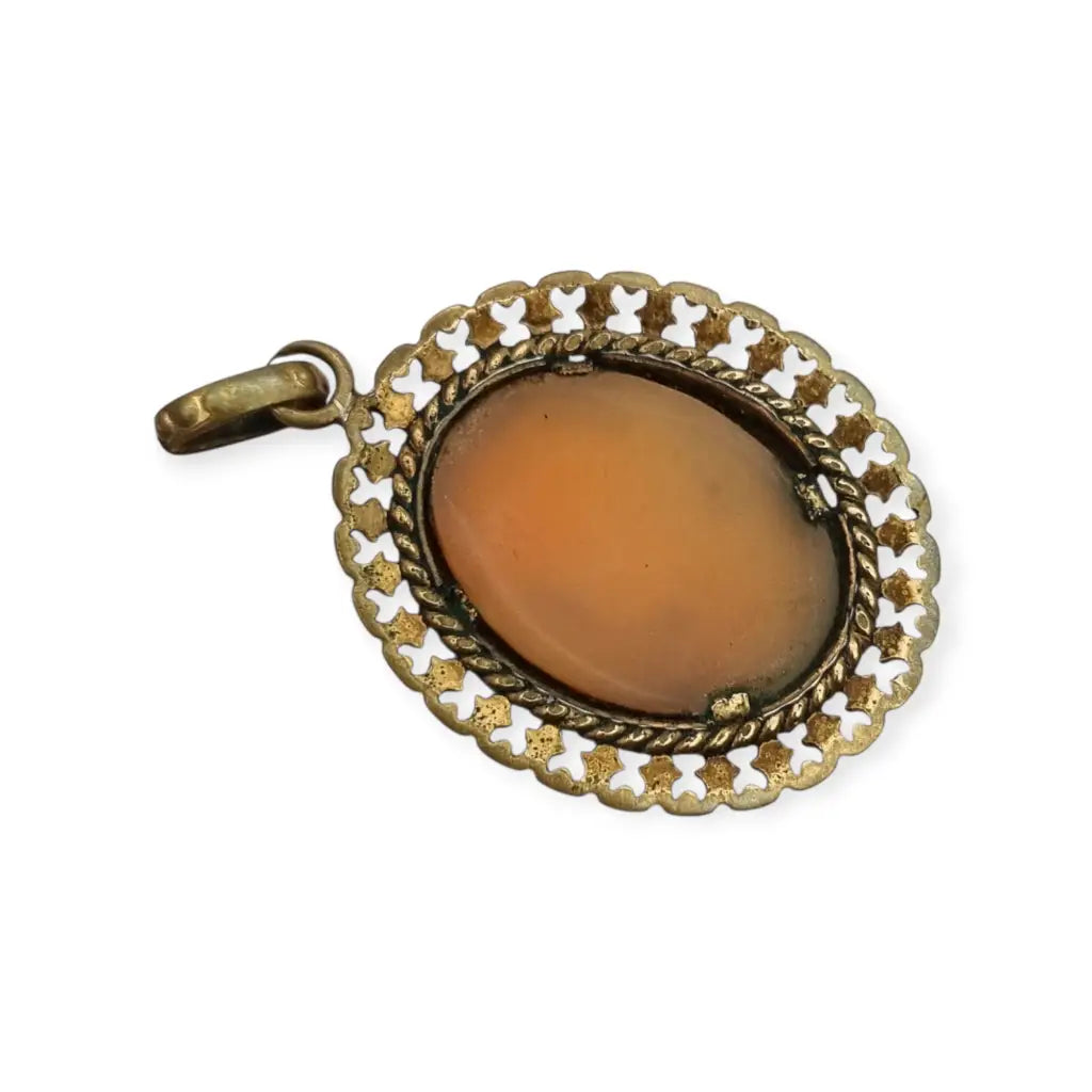 Colgante ovalado de camafeo vintage en metal dorado con silueta femenina
