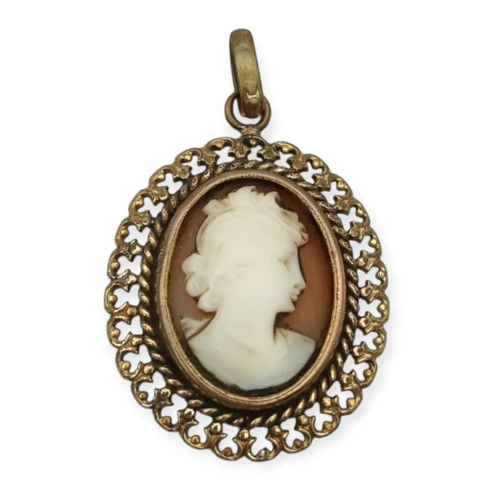 Colgante ovalado de camafeo vintage en metal dorado con silueta femenina