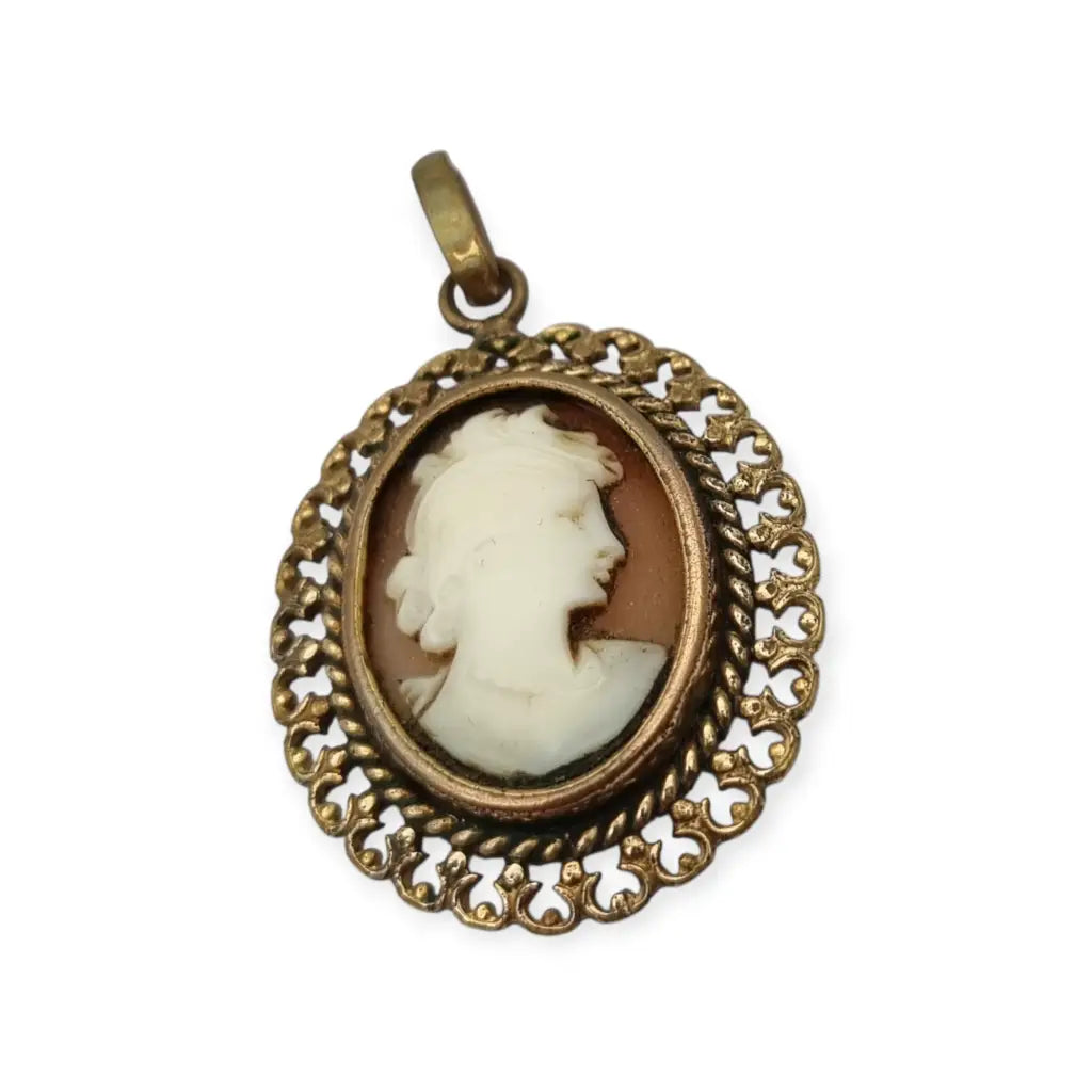 Colgante ovalado de camafeo vintage en metal dorado con silueta femenina