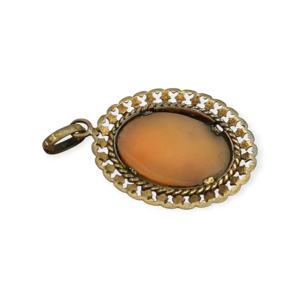 Colgante ovalado de camafeo vintage en metal dorado con silueta femenina