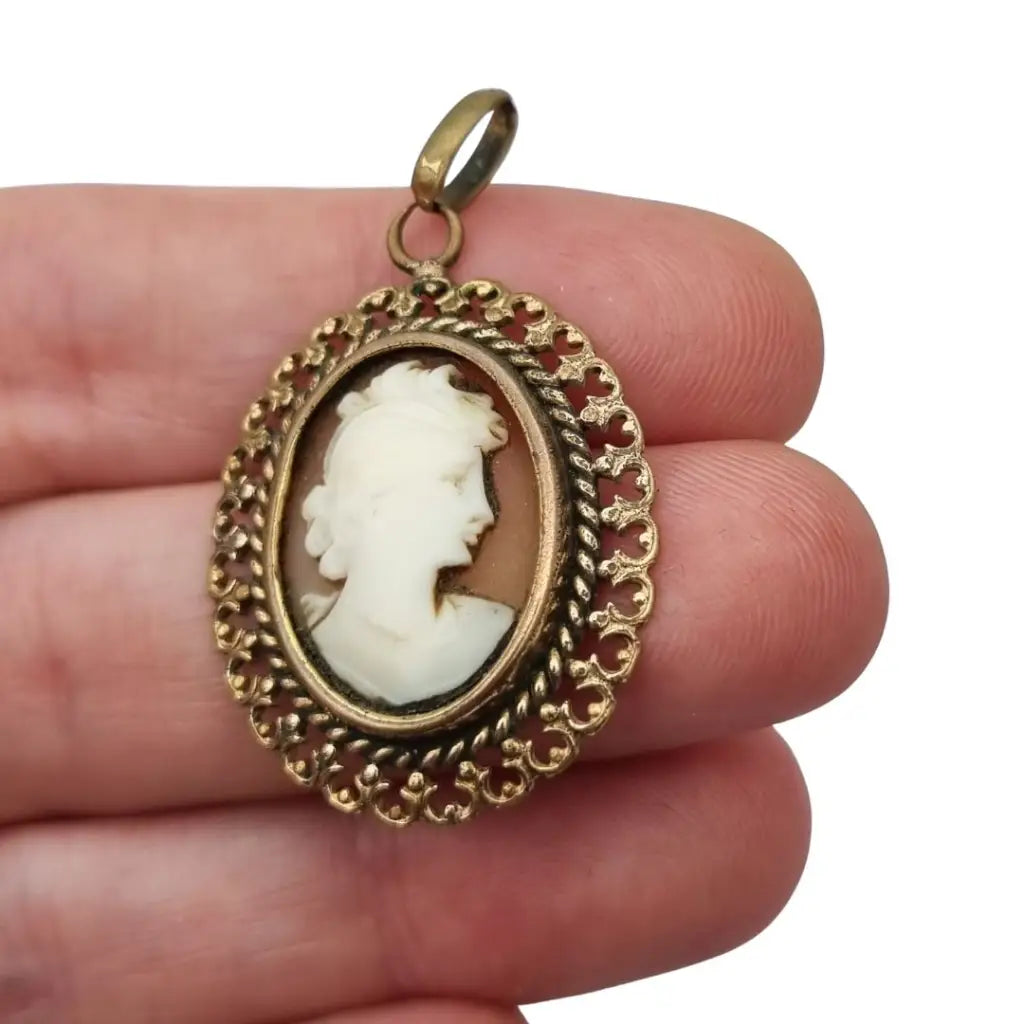 Colgante ovalado de camafeo vintage en metal dorado con silueta femenina