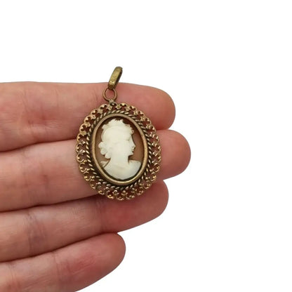 Colgante ovalado de camafeo vintage en metal dorado con silueta femenina