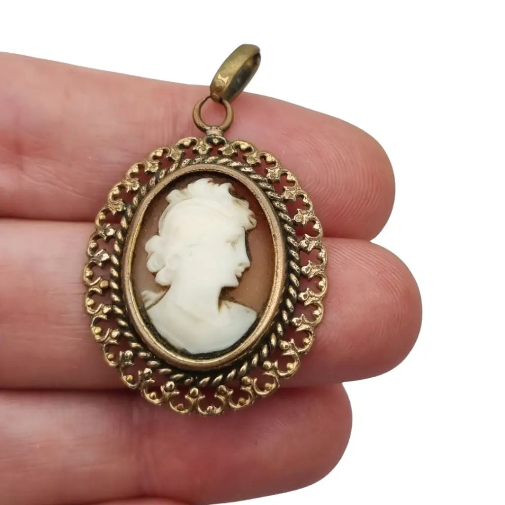 Colgante ovalado de camafeo vintage en metal dorado con silueta femenina