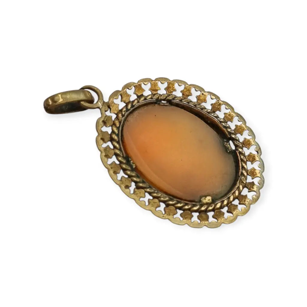 Colgante ovalado de camafeo vintage en metal dorado con silueta femenina