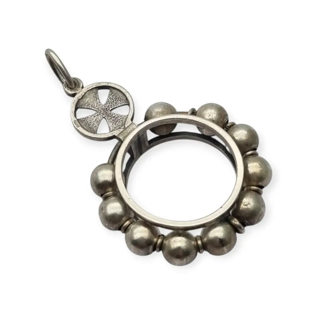 Colgante rosario redondo en plata con cruz calada y orla de cuentas.