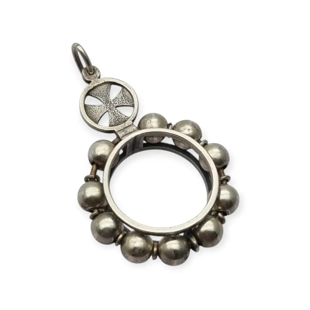 Colgante rosario redondo en plata con cruz calada y orla de cuentas.