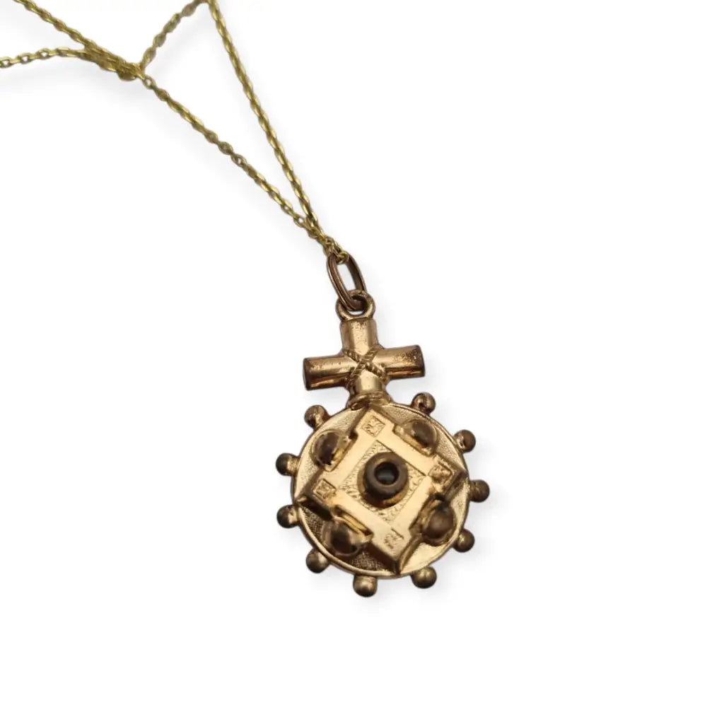 Colgante de rosario dorado con cruz y orla esférica estilo devocional c.1900.